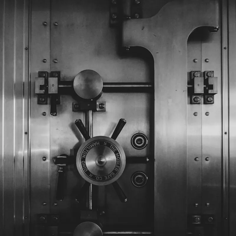 https://images.unsplash.com/photo-1582139329536-e7284fece509?auto=format&q=80